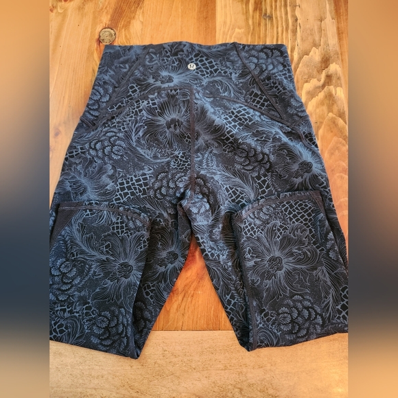 EUC Lululemon athletica Melanite Blue Paisley Wunder Under Crop Workout Size 8. - Picture 3 of 4
